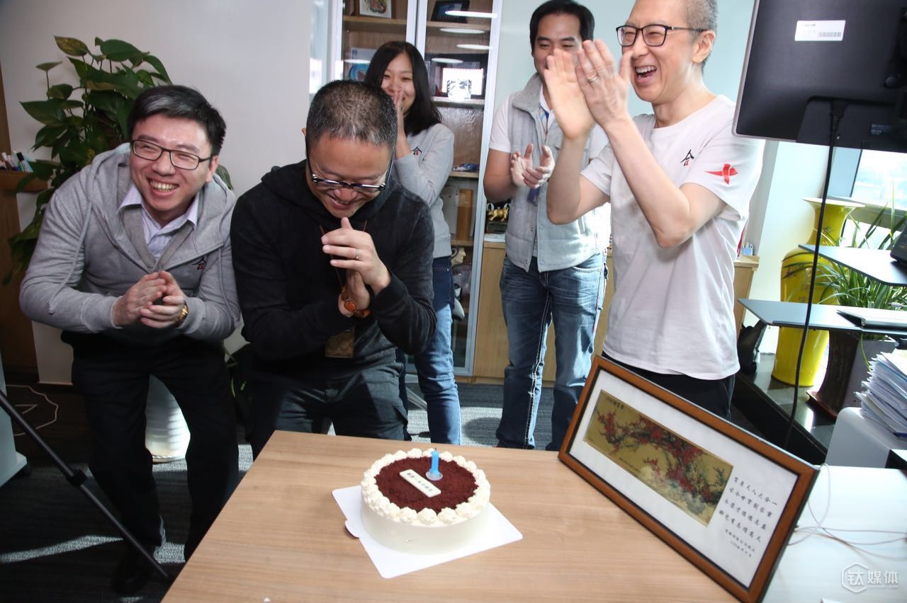 古永锵在办公室给优酷过生日