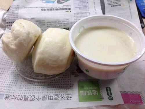 公司周末食堂没开，所以一个月他有8天要吃自己的，早上3块钱馒头豆浆，下午7元最便宜的鸡蛋炒饭，晚上也是，一个月要140元。