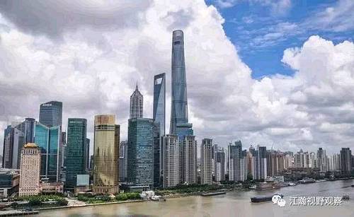在大城市的生活，每个人往往会受到两种力的相互作用的结果，一种是拉你，将所有的外地人吸引进入大城市，无论是大城市的医疗、卫生、教育等基础设施，还是大城市的发展机遇，甚至是大城市的整个多元化，都为每个人提供了可能，这就是城市的拉力。此外，大城市高昂的房价，极高的生活成本，以及巨大的通勤成本都会形成一种推力，将进来的人向外推出去。